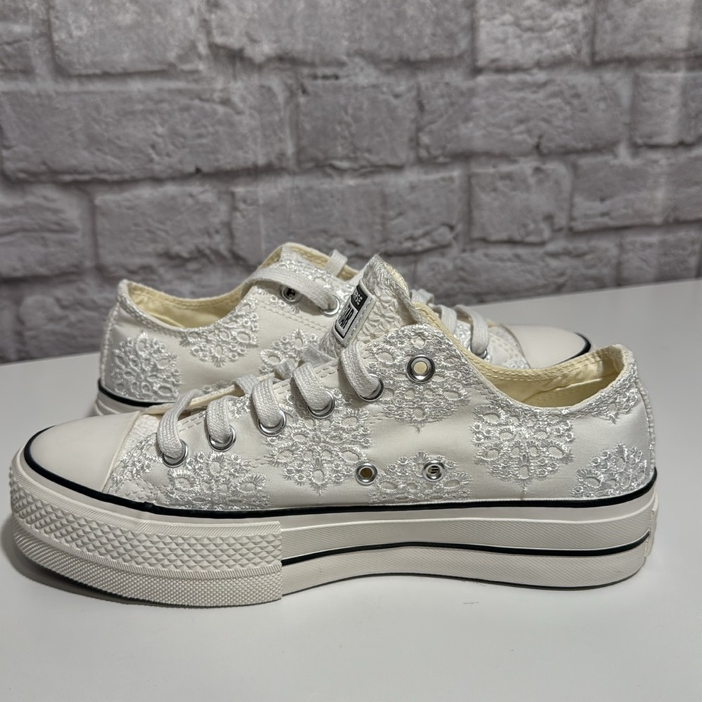 NWT converse - Picture 6 of 9